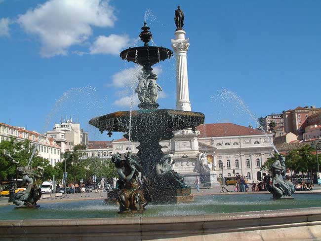 Фонтан на одной из площадей Лиссабона