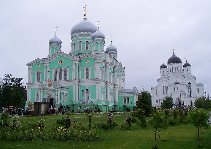 Троицкий собор (слева) и Преображенский собор (справа)