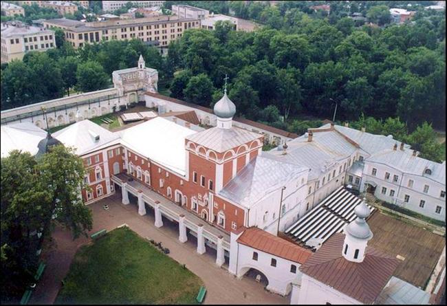 Вид на Архиерейский двор с колокольни