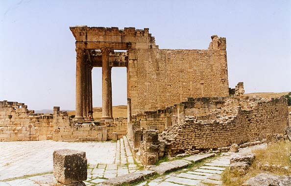 Руины древнеримских базилик в г. Дугга