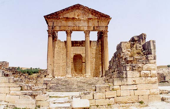 Руины древнеримских базилик в г. Дугга