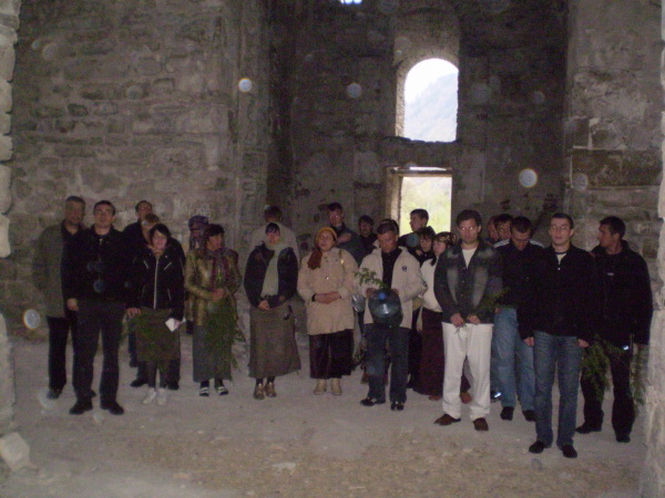 Паломническая поездка воспитанников РООО "Ростов без наркотиков".Храм 9 века. п.Архыз