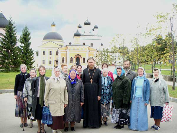 Фото на фоне монастыря