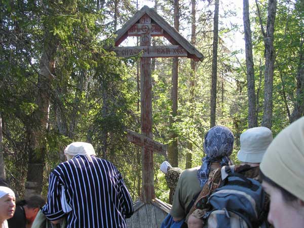 Уцелевший Крест, воздвигнутый 25.10.1917 г. (по ст.стилю) Уцелевший Крест, воздвигнутый 25.10.1917 г. (по ст.стилю)