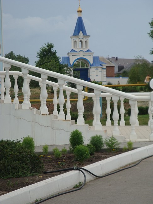 Монастырский двор. На переднем плане - крыльцо монастырского храма