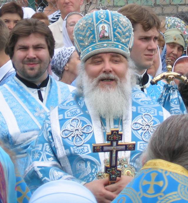Архиепископ истринский Арсений передает верущим напутствие Патриарха. 