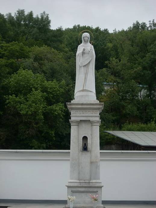 Скульптура Божией Матери