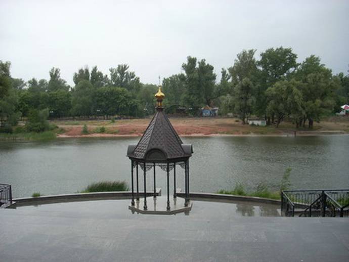 Часовенка у реки