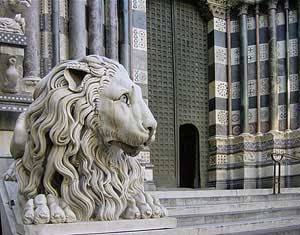 Генуя. Вход в кафедральный собор Сан Лоренцо Генуя. Вход в кафедральный собор Сан Лоренцо