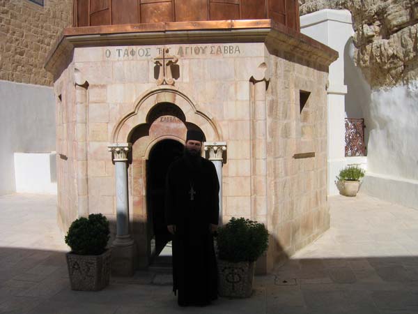 Наш паломник у гробницы преп. Саввы Освященного.  Наш паломник у гробницы преп. Саввы Освященного.