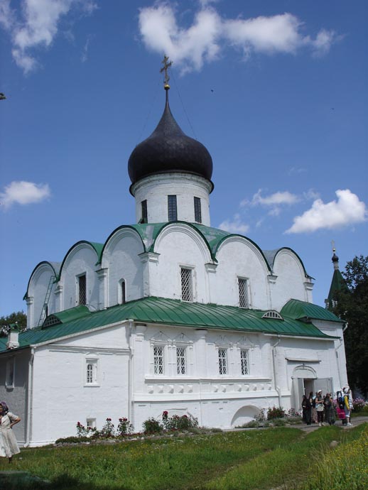 Мы осматриваем Троицкий собор в Александровой слободе.