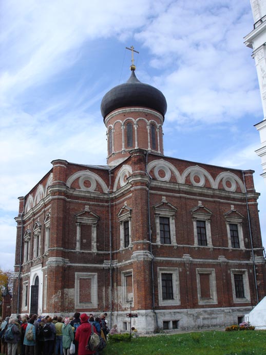 Мы у Никольского собора Волоколамского кремля. Смотрите, как нас много!