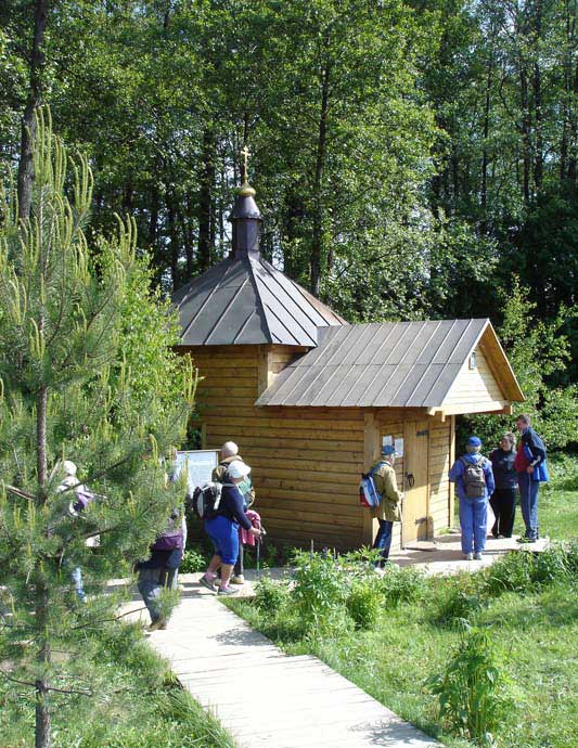 Группа посещает святой источник у пл. 55 км.