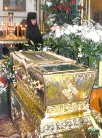 Рака с мощами Преподобного Серафима Саровского в Троицком соборе Серафимо-Дивеевского монастыря. Рака с мощами Преподобного Серафима Саровского в Троицком соборе Серафимо-Дивеевского монастыря.