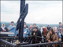 Молебен у Поклонного Креста на Никольской горе совершает священник Рустик Гузь