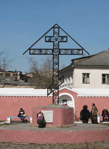 Крест у 
храма Рождества Пресвятой Богородицы