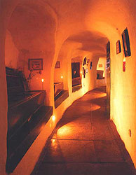 Коридор пещеры Киево-Печерской лавры. Фото http://www.kplavra.kiev.ua/ Коридор пещеры Киево-Печерской лавры. Фото http://www.kplavra.kiev.ua/