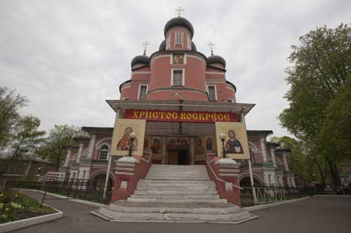 Большой собор Донской иконы Божией Матери. Мало кто знает, что под лестницей собора находится еще один, Сретенский, храм - усыпальница грузинских князей. Со временем здесь планируется открыть музей истории монастыря