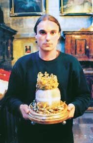 псаломщик Александр Римарчук держит честную главу святой Людмилы псаломщик Александр Римарчук держит честную главу святой Людмилы