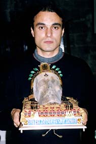 псаломщик Александр держит честную главу святого Вячеслава - Небесного покровителя Чехии псаломщик Александр держит честную главу святого Вячеслава - Небесного покровителя Чехии