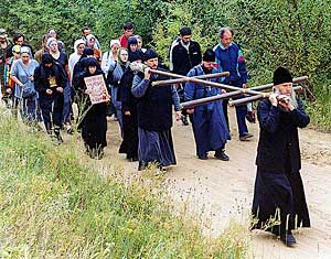 Крестный Ход в урочище Дворцы. 17 августа 2002 г.