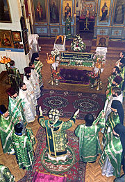 Праздничная Литургия 21 августа 2003 г. в годовщину обретения святых мощей преподобного Варлаама Чикойского. Возглавляет службу Преосвященнейший Евстафий, епископ Читинский и Забайкальский. Вознесенский храм (бывший кафедральный собор).