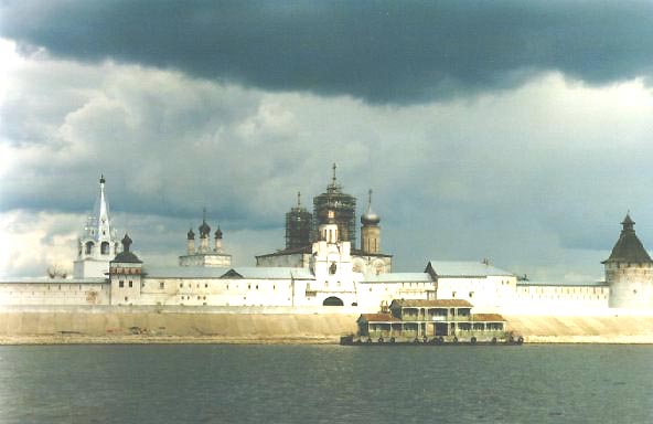 От пристани до входа в монастырь всего несколько шагов.