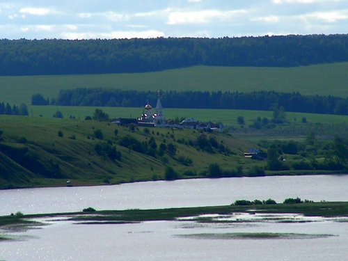 Немного дальше виднеется еще один монастырь Немного дальше виднеется еще один монастырь