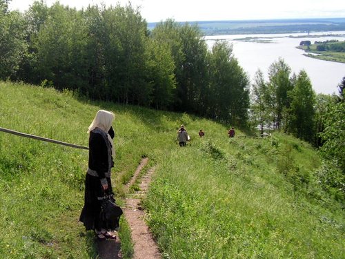 К роднику ведет вот такой спуск К роднику ведет вот такой спуск