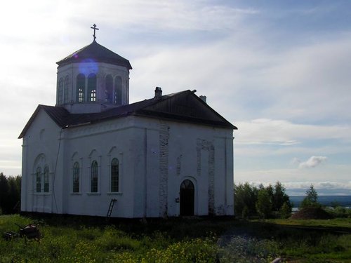 Снаружи хорошо видно, как издевались безбожники над этим храмом, колокольня разрушена, купол был уничтожен. Снаружи хорошо видно, как издевались безбожники над этим храмом, колокольня разрушена, купол был уничтожен.