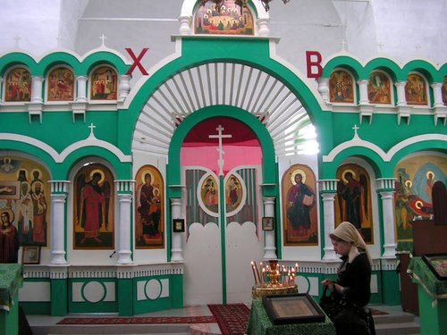 Внутри храма просто, но благолепно Внутри храма просто, но благолепно