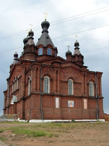 Подъезжаем, видим красивый храм.