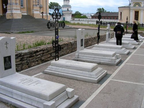 Захоронения монахов у восточной стены Преображенского храма