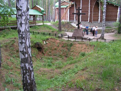 Шахта, в которую были сброшены останки царской семьи, и Поклонный Крест