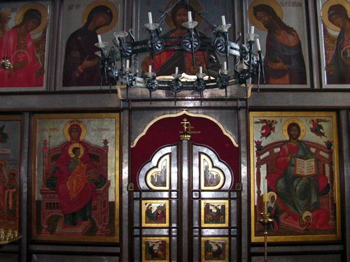 В храме начинается Божественная литургия. Мы идем на службу. В храме начинается Божественная литургия. Мы идем на службу.