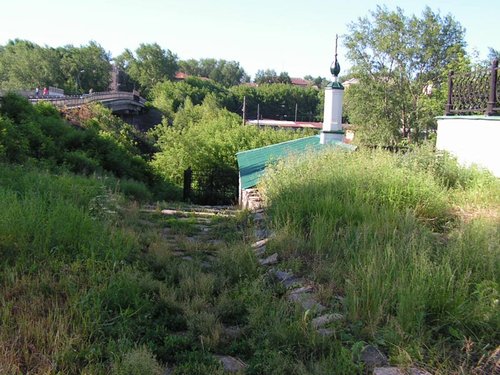 Склеп и дорожка к нему Склеп и дорожка к нему