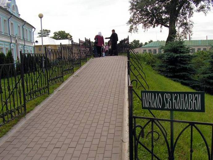 Ступаем и мы грешные на эту освященную Пресвятой Богородицей тропинку.