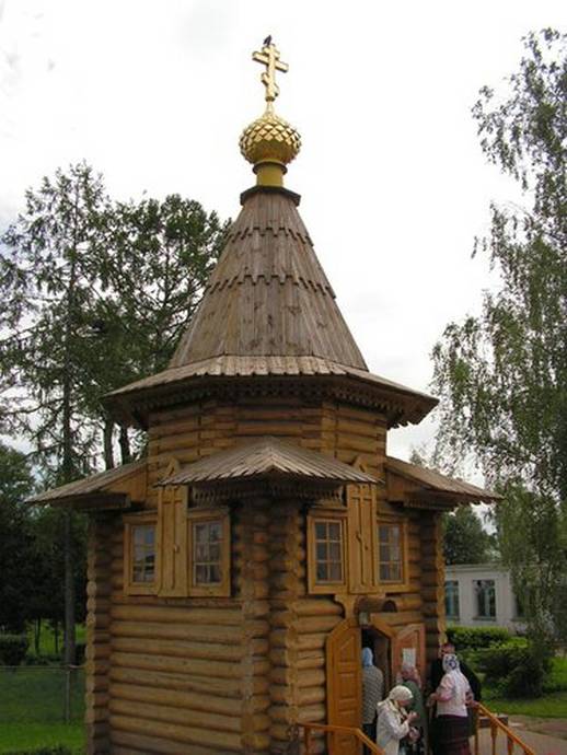 В этой часовне паломникам раздают сухарики по обычаю, заведенному самим преподобным Серафимом