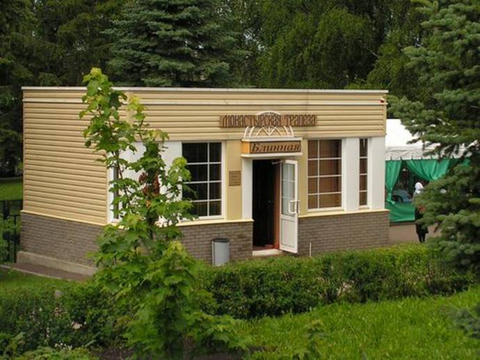 После молитвы мы зашли в монастырскую блинную После молитвы мы зашли в монастырскую блинную