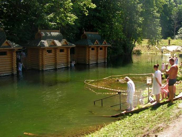 Мы окунались в купальне. Мы окунались в купальне.