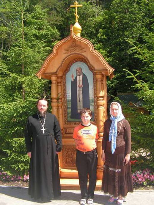 Фотографируемся у кивота с иконой преподобного старца Серафима. Фотографируемся у кивота с иконой преподобного старца Серафима.