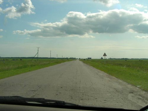 Дорога так себе, а местами вообще совсем разбитая, но ехать можно, если быть внимательным