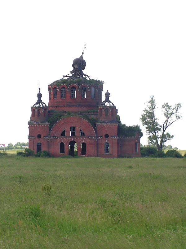 Встретили у дороги вот такой полуразрушенный храм