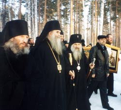 Настоятель монастыря Царственных Страстотерпцев на Ганиной яме иеромонах Сергий (Романов)- на снимке он слева - сопровождает Митрополита Амфилохия и Архиепископа Екатеринбургского и Верхотурского Викентия в шествии по обители Настоятель монастыря Царственных Страстотерпцев на Ганиной яме иеромонах Сергий (Романов)- на снимке он слева - сопровождает Митрополита Амфилохия и Архиепископа Екатеринбургского и Верхотурского Викентия в шествии по обители