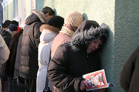 К блаженной Ксении приходят все